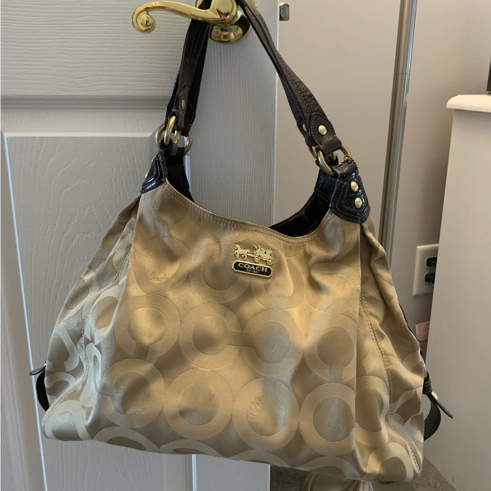 Coach shoulder bag, numerous pockets